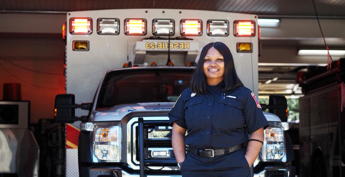 Damonique埃文斯, 毕业于十大彩票网投平台急救医疗服务专业, 在23号移动消防救援站工作，是一名消防护理人员. “我希望有更多的人进来，改变人们对消防员的看法. 这是一种荣誉，”她说.