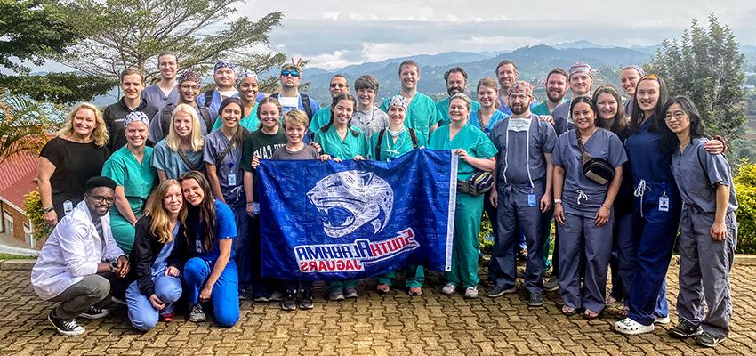 返回卢旺达:医学院的学生和教师履行医疗使命