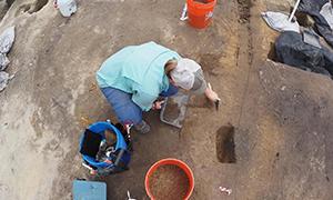 考古学家在挖掘.